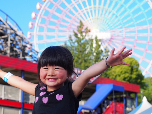 観覧車の前の女の子